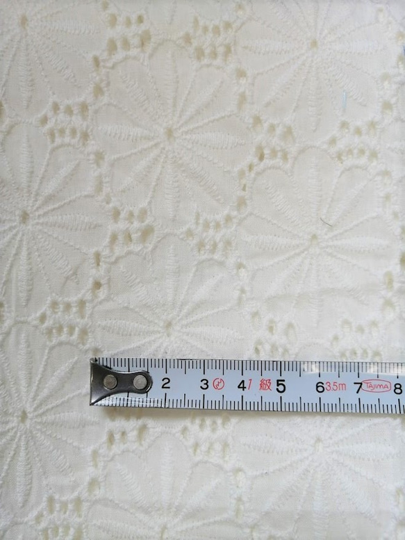 【刺繍生地】　インド綿100％【刺繍　WHITE】SBA-007　 98cm巾×50㎝　カット生地 4枚目の画像