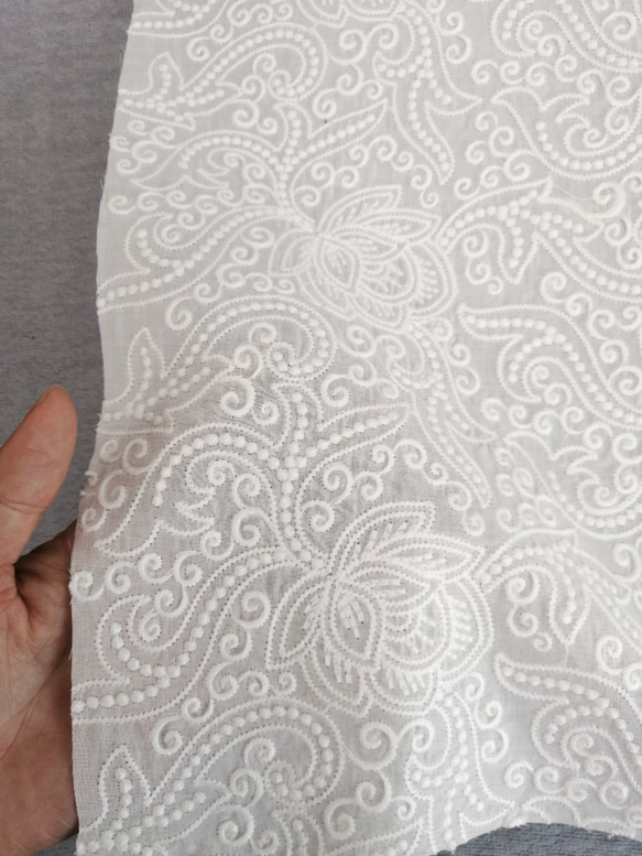 ◆数量限定【刺繍生地】　インド綿100％【刺繍　WHITE】AF16-001  95cm巾×50㎝ 2枚目の画像