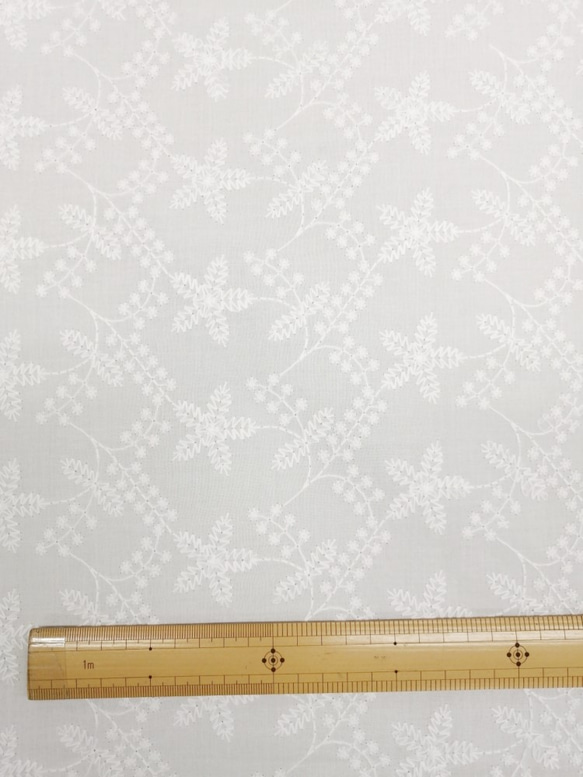 ◆SALE◆【刺繍生地】　インド綿100％【刺繍　WHITE】17E-002  110cm巾×50㎝　カット生地 4枚目の画像