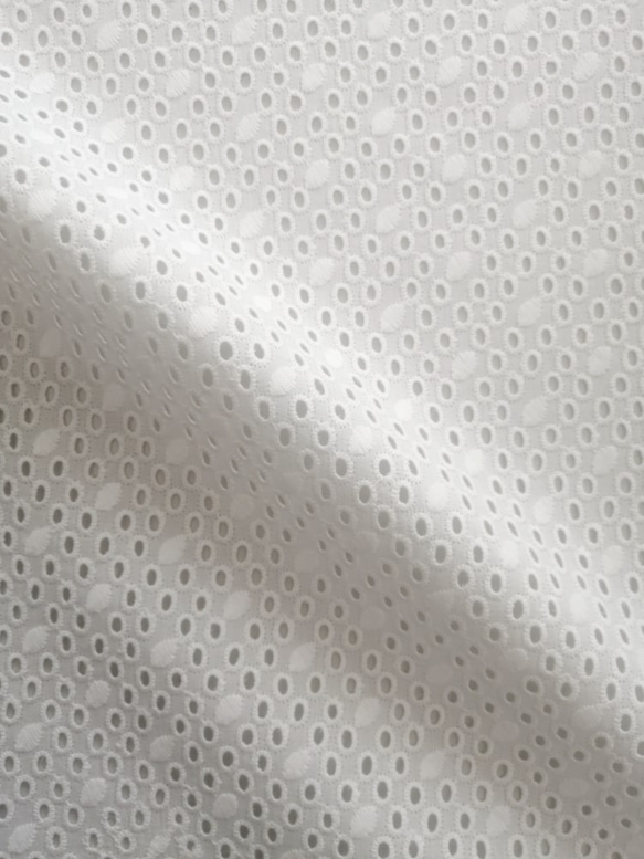 ◆SALE◆【刺繍生地】　インド綿100％【刺繍　WHITE】SBA-001  95cm巾×50㎝　カット生地 3枚目の画像