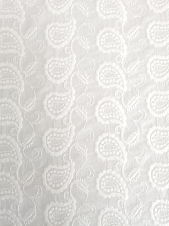 【刺繍生地】　インド綿100％【刺繍　WHITE】12E-001-RFD  95cm巾×50㎝　カット生地 1枚目の画像