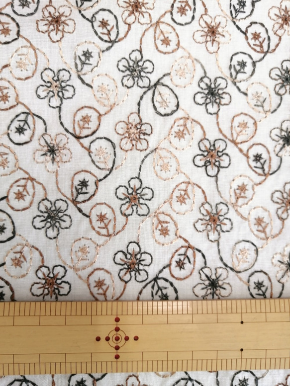 ◆SALE◆【刺繍生地】　インド綿100％【刺繍　WHITE】4/619  100cm巾×50㎝　カット生地 2枚目の画像