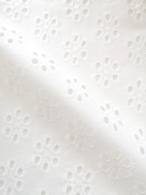 【刺繍生地】　インド綿100％【刺繍　WHITE】SBA-008  98cm巾×50㎝　カット生地 3枚目の画像