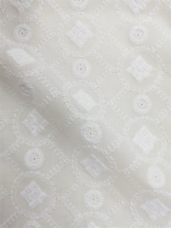 【刺繍生地】　インド綿100％【刺繍　WHITE】KC-057　 78cm巾×50㎝　カット生地 2枚目の画像