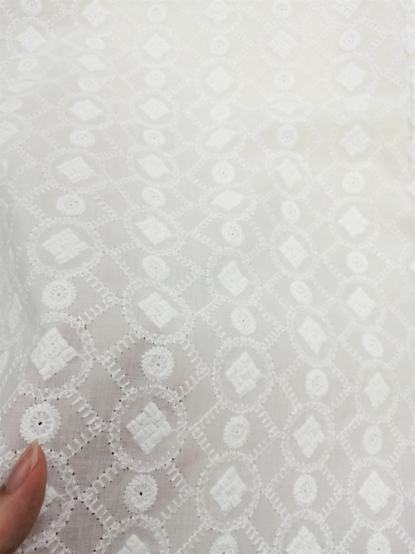 【刺繍生地】　インド綿100％【刺繍　WHITE】KC-057　 78cm巾×50㎝　カット生地 3枚目の画像
