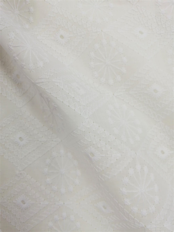 ◆SALE◆【刺繍生地】　インド綿100％【刺繍　WHITE】YIJ-17　 100cm巾×50㎝　カット生地 2枚目の画像