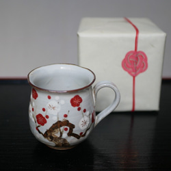 京焼・清水焼　絵替り　色絵　マグカップ（紅白梅） 8枚目の画像