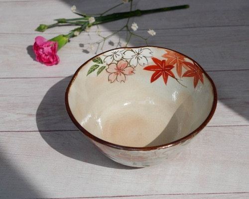B202b  「雲錦流水 茶碗」京泉作　共布共箱　京東山　日吉窯　桜・紅葉・流水 B202b 「雲錦流水 茶碗」京泉作 共布共箱 京東山 日吉窯 桜