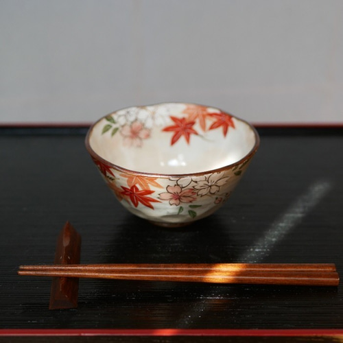 B202b  「雲錦流水 茶碗」京泉作　共布共箱　京東山　日吉窯　桜・紅葉・流水 B202b 「雲錦流水 茶碗」京泉作 共布共箱 京東山 日吉窯 桜