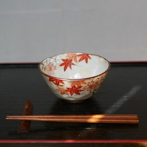 B202b  「雲錦流水 茶碗」京泉作　共布共箱　京東山　日吉窯　桜・紅葉・流水 B202b 「雲錦流水 茶碗」京泉作 共布共箱 京東山 日吉窯 桜