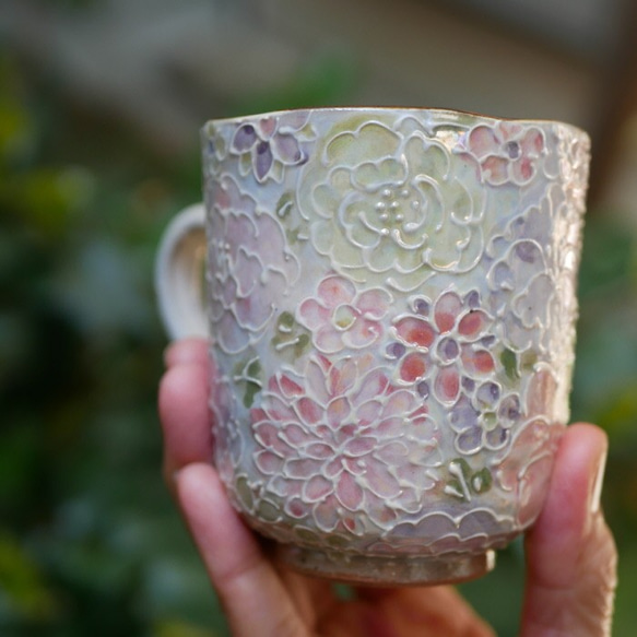 京焼・清水焼 　マグカップ　（イッチン装飾　ラスター彩　花詰め　ピンク） 2枚目の画像