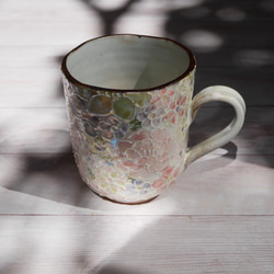 京焼・清水焼 　マグカップ　（イッチン装飾　ラスター彩　花詰め　ピンク） 3枚目の画像