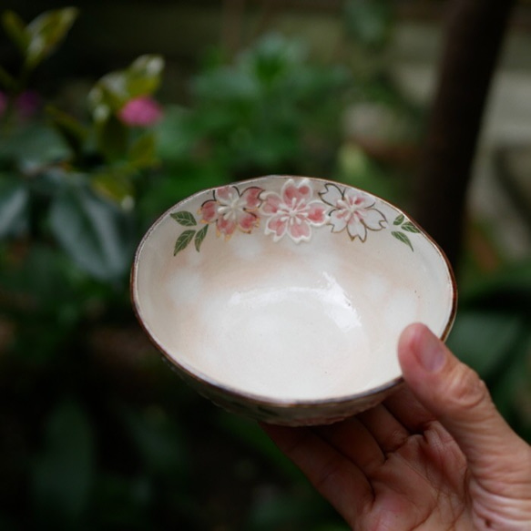 京焼・清水焼 ご飯茶碗　桜・イッチン・金彩　サイズ：中 2枚目の画像