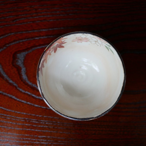 桜と紅葉と新緑の山の抹茶茶碗。