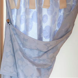 自然素材 綿 コットン 100％ 水玉の浮模様が美しいカーテン「オプトブルー」 目隠し のれん 間仕切り 1枚目の画像