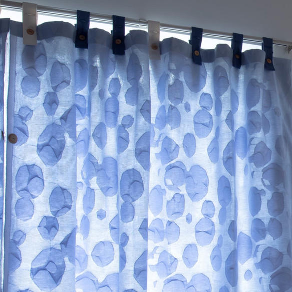 自然素材 綿 コットン 100％ 水玉の浮模様が美しいカーテン「オプトブルー」 目隠し のれん 間仕切り 4枚目の画像