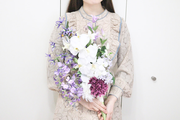 結婚式 和婚 和装前撮り ブライダル 胡蝶蘭と藤の花の豪華和風クラッチブーケ 1枚目の画像