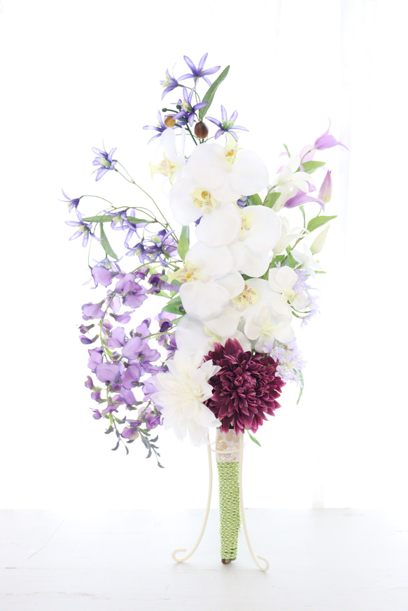 結婚式 和婚 和装前撮り ブライダル 胡蝶蘭と藤の花の豪華和風クラッチブーケ 2枚目の画像