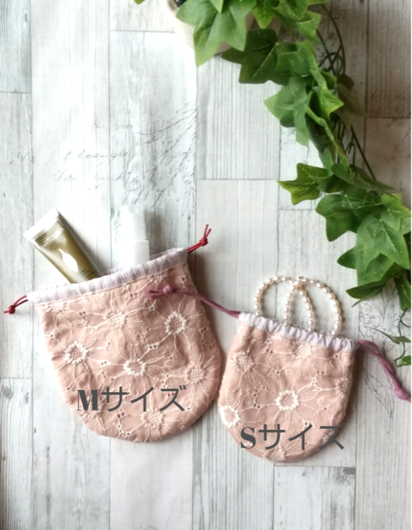 マーガレット刺繍のまんまる巾着　スモーキーピンク　Mサイズ 3枚目の画像