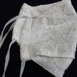 【最新作品】專題造型！縫紉店手工製作的三維布口罩！流行的蕾絲白色碎花圖案 第3張的照片