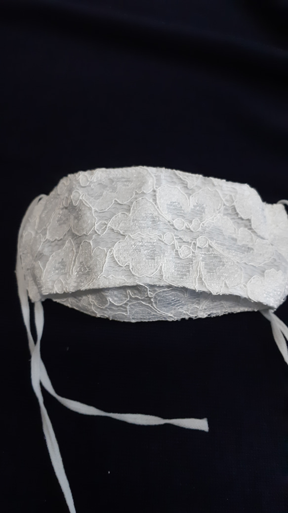【最新作品】專題造型！縫紉店手工製作的三維布口罩！流行的蕾絲白色碎花圖案 第4張的照片