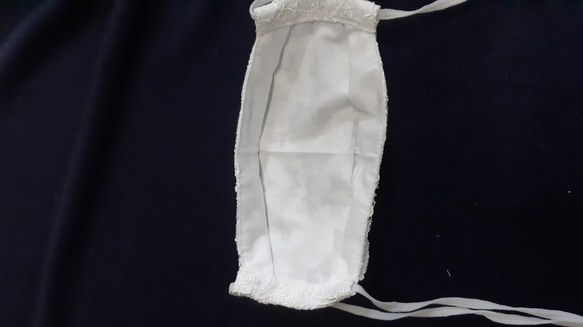 【最新作品】專題造型！縫紉店手工製作的三維布口罩！流行的蕾絲白色碎花圖案 第5張的照片