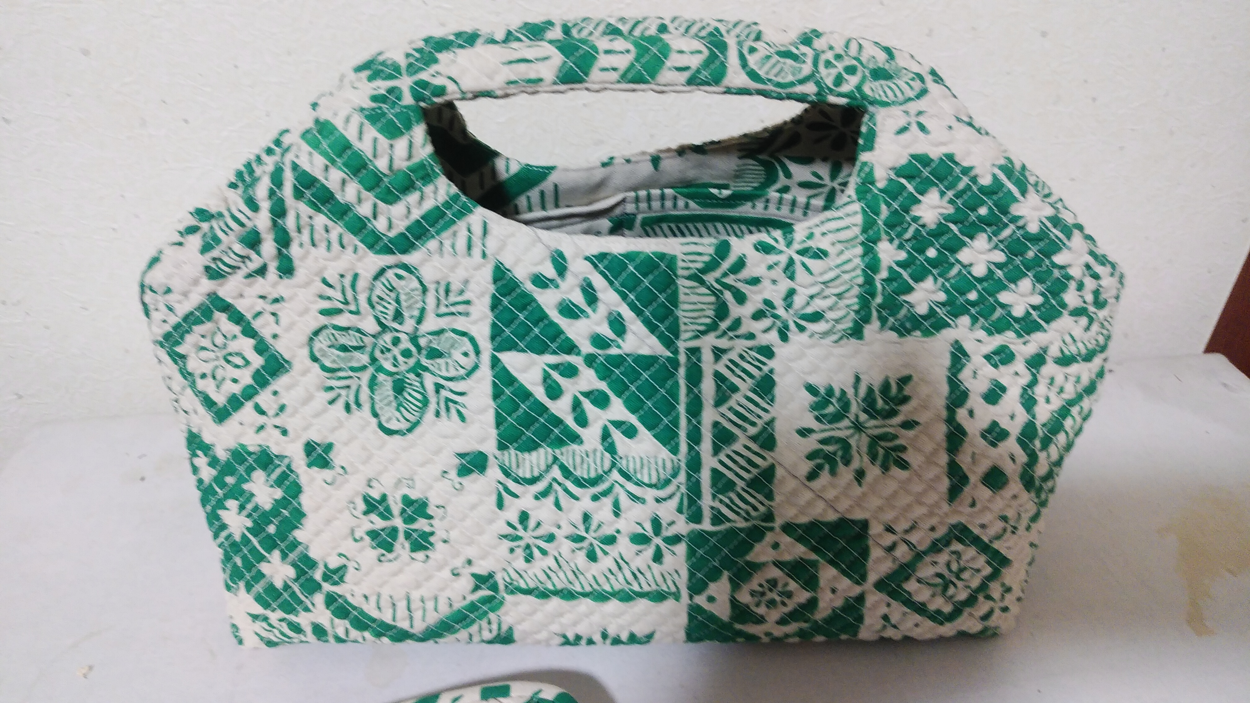 初夏の爽やかさ、緑が爽やかな3点セットです、ボストン型バッグ、財布、携帯ケースです。