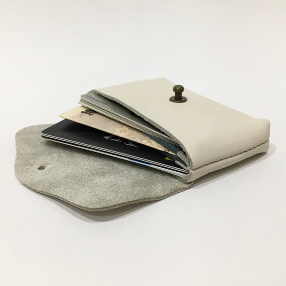 牛縮水皮革和牛地板絲絨製成的緊湊型錢包 [摩卡咖啡] 第6張的照片