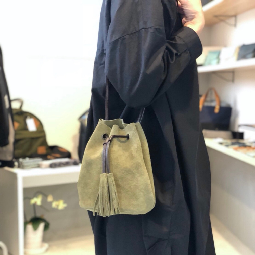【2025再販】牛床ベロアのタッセル付2WAY巾着バッグ【オリーブ】