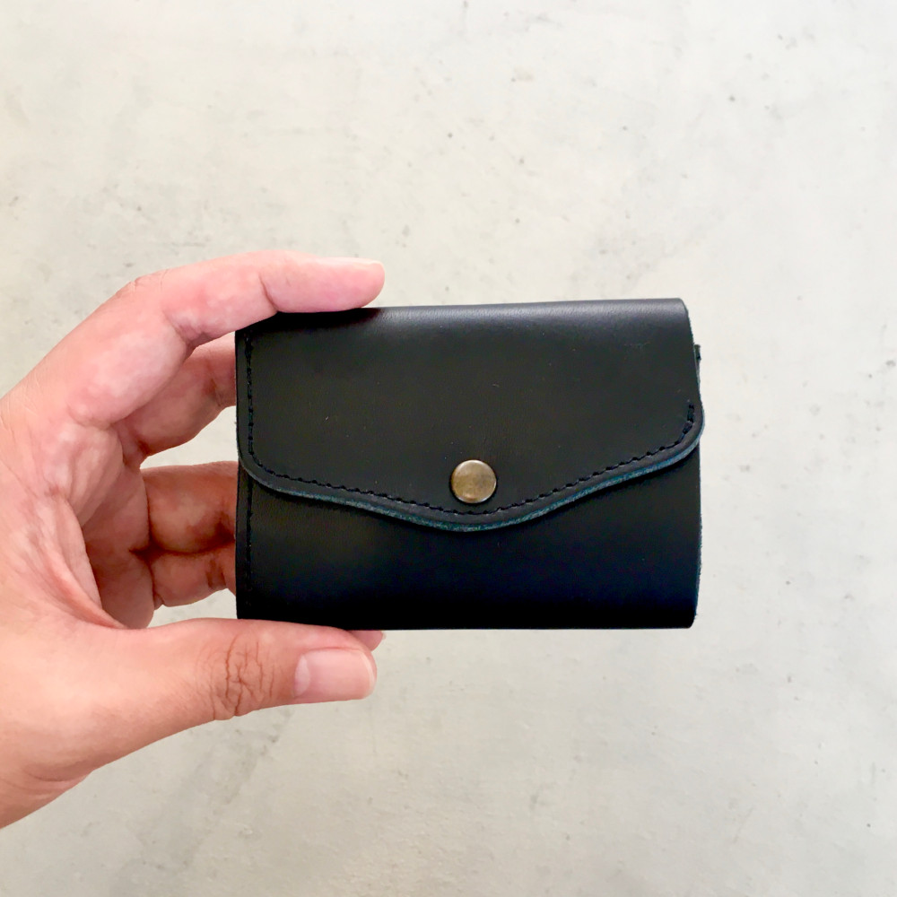 栃木レザー　ヌメ革の三つ折コンパクト財布　選べる無料or有料刻印【ブラック】