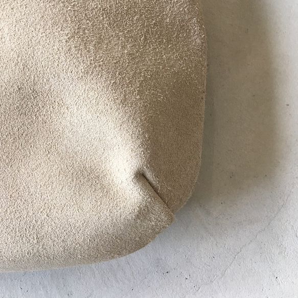 [2024再次上架]牛肉絲絨和超厚油史萊姆製成的圓形手提袋S號[Biaka] 第9張的照片