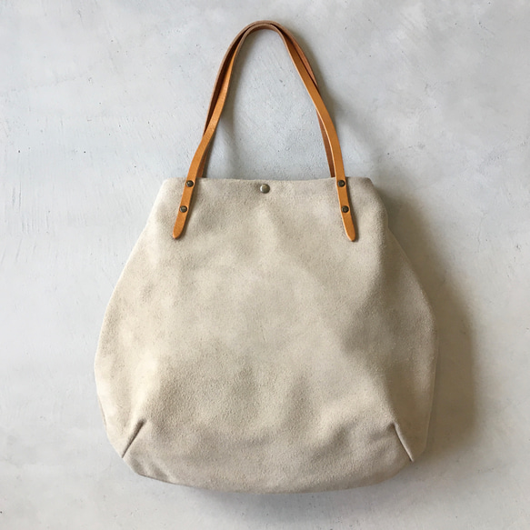 圓形手提包，採用牛皮絨面和加厚油鞣皮革製成（L 號）[Biaka] 第2張的照片