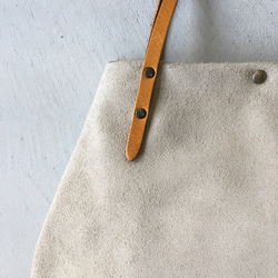 圓形手提包，採用牛皮絨面和加厚油鞣皮革製成（L 號）[Biaka] 第7張的照片