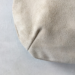 圓形手提包，採用牛皮絨面和加厚油鞣皮革製成（L 號）[Biaka] 第4張的照片