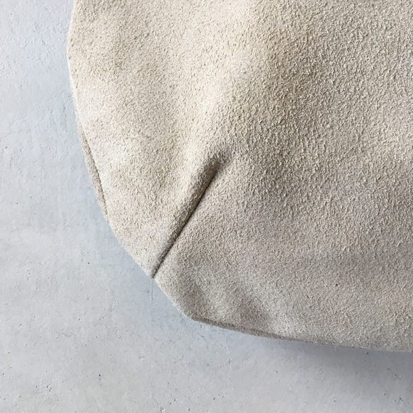 圓形手提包，採用牛皮絨面和加厚油鞣皮革製成（L 號）[Biaka] 第4張的照片