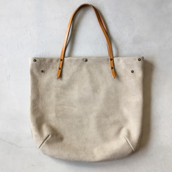 圓形手提包，採用牛皮絨面和加厚油鞣皮革製成（L 號）[Biaka] 第3張的照片