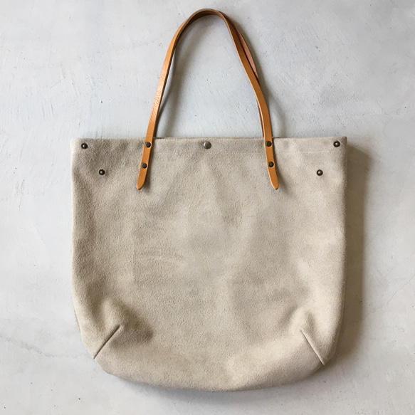 圓形手提包，採用牛皮絨面和加厚油鞣皮革製成（L 號）[Biaka] 第3張的照片