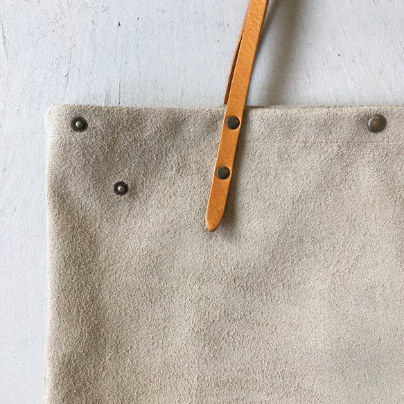 圓形手提包，採用牛皮絨面和加厚油鞣皮革製成（L 號）[Biaka] 第9張的照片