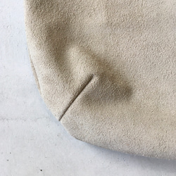 圓形手提包，採用牛皮絨面和加厚油鞣皮革製成（L 號）[Biaka] 第8張的照片