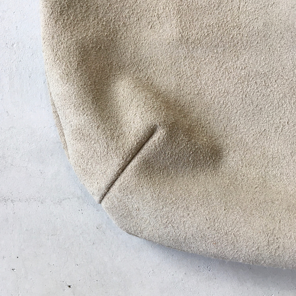 圓形手提包，採用牛皮絨面和加厚油鞣皮革製成（L 號）[Biaka] 第8張的照片