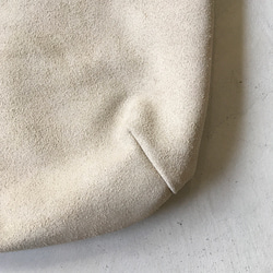 圓形手提包，採用牛皮絨面和加厚油鞣皮革製成（L 號）[Biaka] 第6張的照片