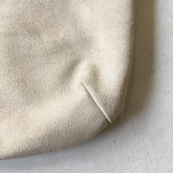 圓形手提包，採用牛皮絨面和加厚油鞣皮革製成（L 號）[Biaka] 第6張的照片