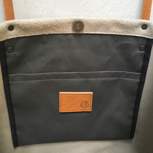 圓形手提包，採用牛皮絨面和加厚油鞣皮革製成（L 號）[Biaka] 第5張的照片