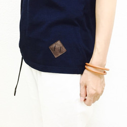 【送料無料】エイジングブルー　レザーパッチ付インディゴ天竺のVネックTシャツ[Mサイズ] 3枚目の画像