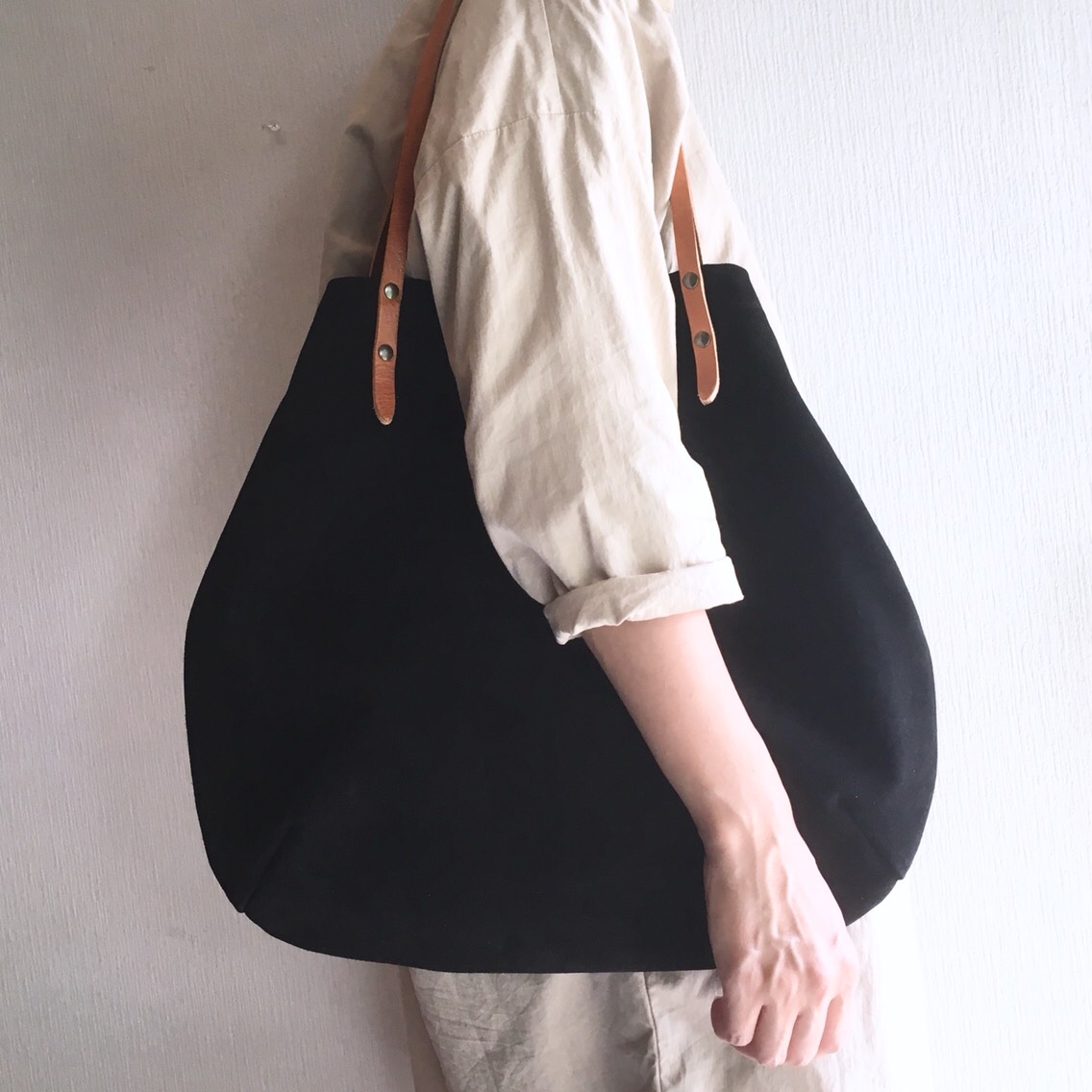 【2025再販】牛床ベロアと極厚オイルヌメの丸型トートバッグ L-size【ブラック】