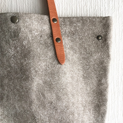 “真正的皮革”安哥拉絲絨和超厚油麻布圓形手提袋S尺寸[米色] 第3張的照片