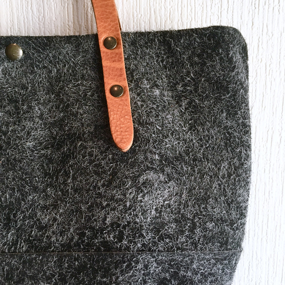 安哥拉天鵝絨和特厚油棕製成的「真皮」手提包 [炭灰色] 第2張的照片