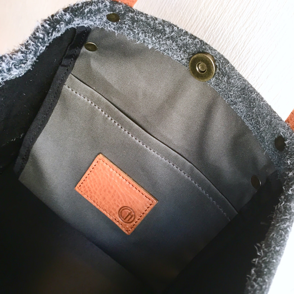 安哥拉天鵝絨和特厚油棕製成的「真皮」手提包 [炭灰色] 第5張的照片