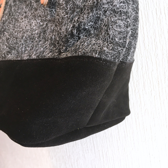 “真正的皮革”安哥拉絲絨x牛絨絲絨和超厚油泥切換手提袋[木炭灰x黑色] 第3張的照片