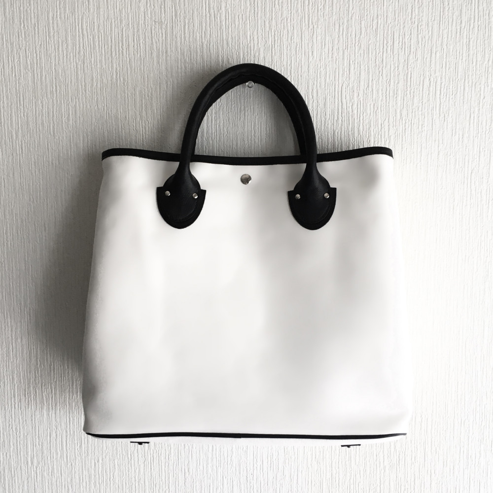 A4サイズ対応　自立する11号帆布とレザーのトートバッグ【オフホワイト】